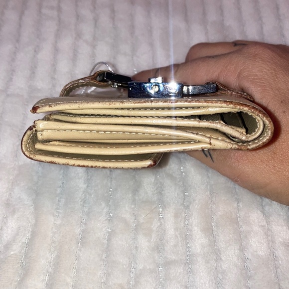 Gucci🌹🌹🌹 Beige Leather Wallet with Silver Hardware - Picture 6 of 9
